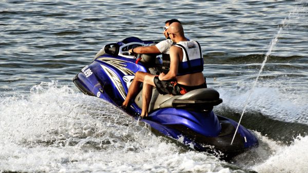 Fahren Sie mit Jetskis Rennen!